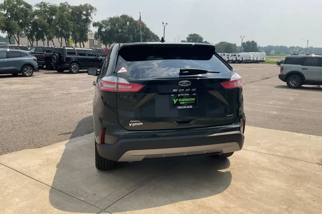 2022 Ford Edge SEL photo 1