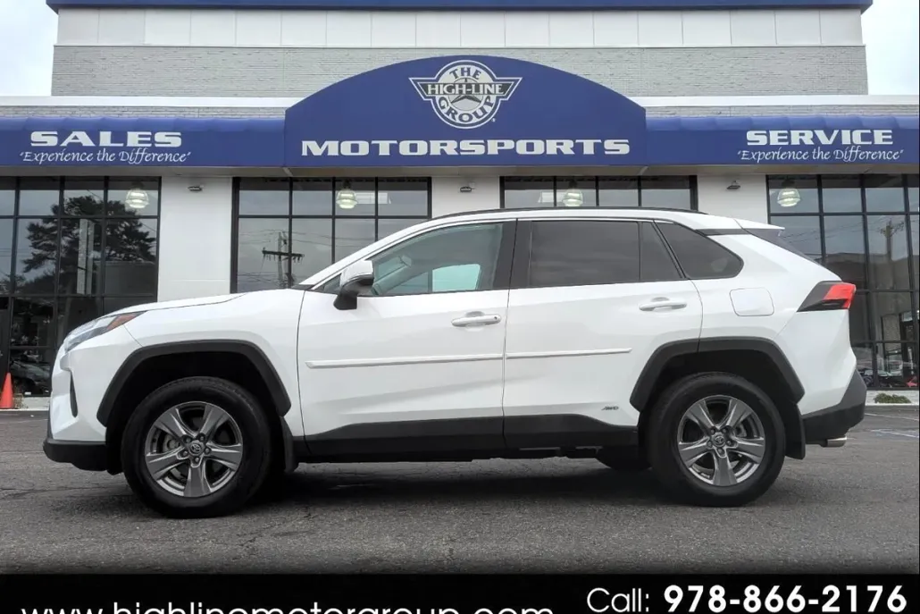 2024 Toyota RAV4 Hybrid XLE photo 1