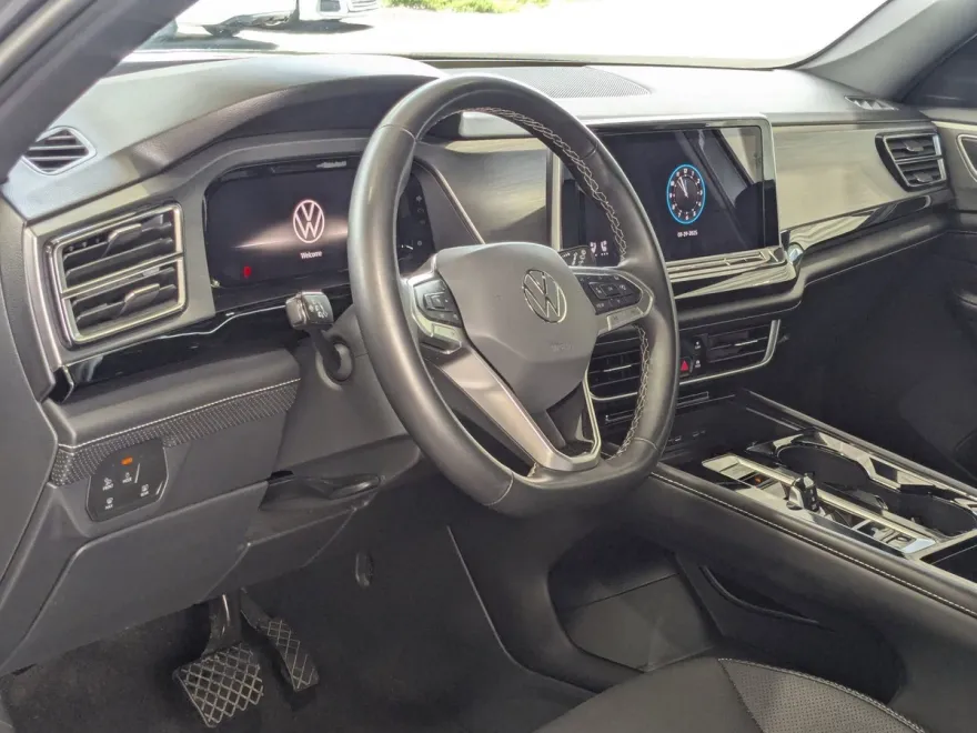 2024 Volkswagen Atlas Cross Sport SE Technology photo 1