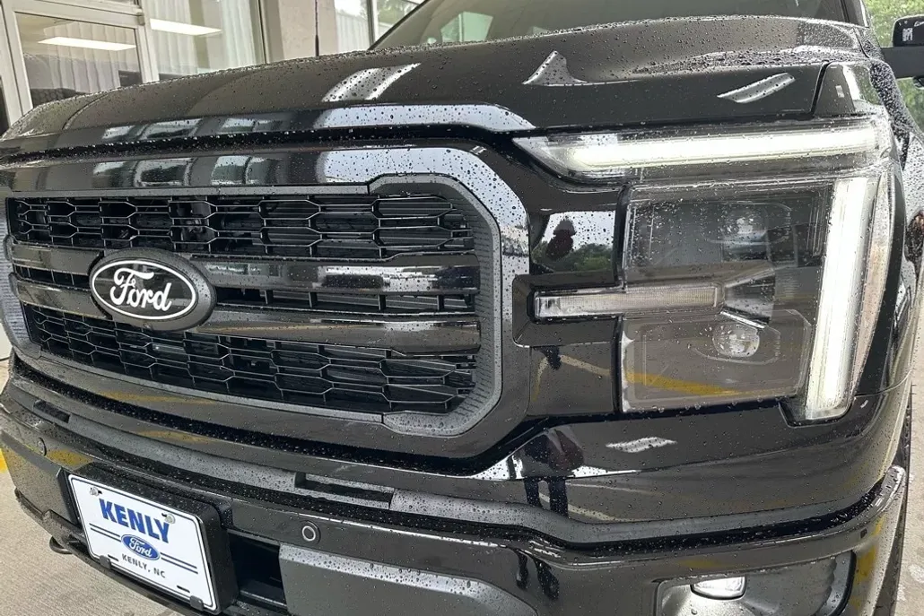 2025 Ford F-150 Lariat photo 1