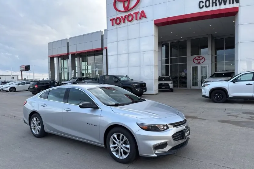 2017 Chevrolet Malibu 1LT photo 1