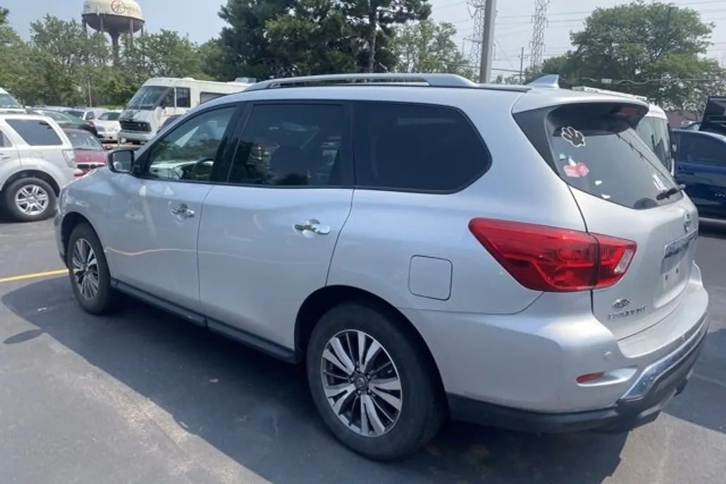 2020 Nissan Pathfinder SV photo 1