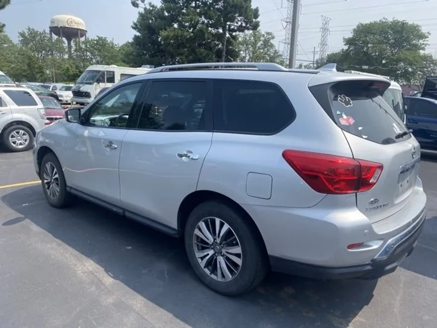 2020 Nissan Pathfinder SV photo 1