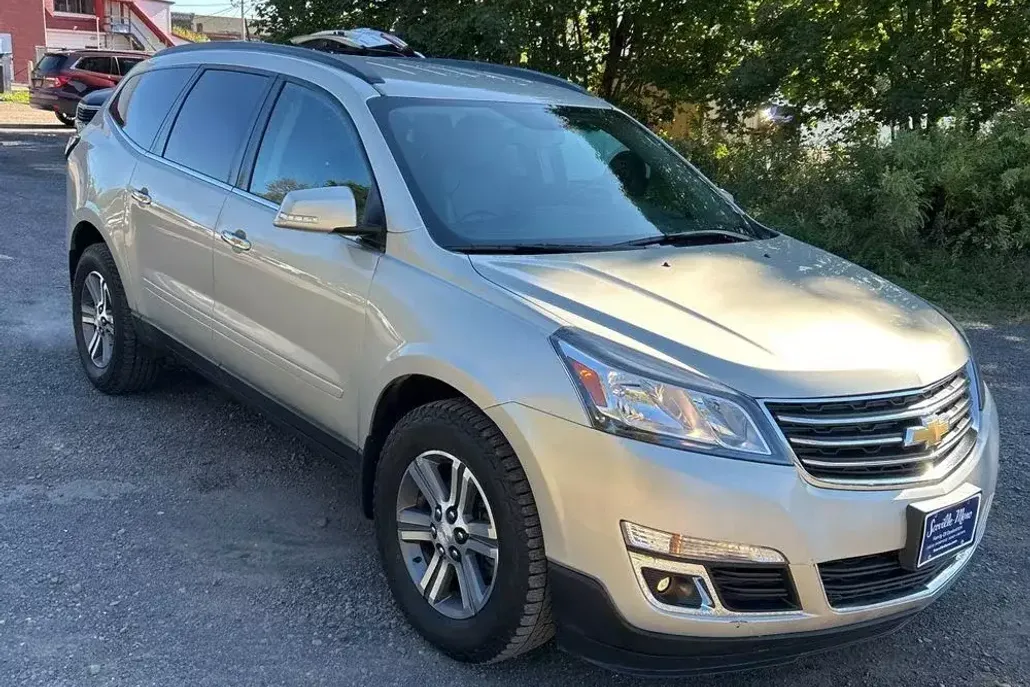 2017 Chevrolet Traverse 2LT photo 1