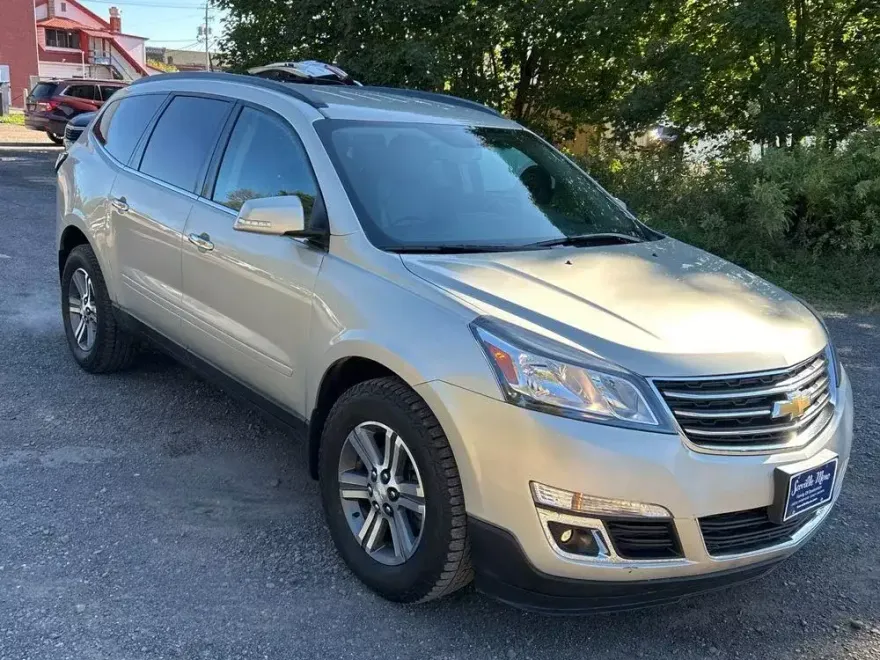 2017 Chevrolet Traverse 2LT photo 1