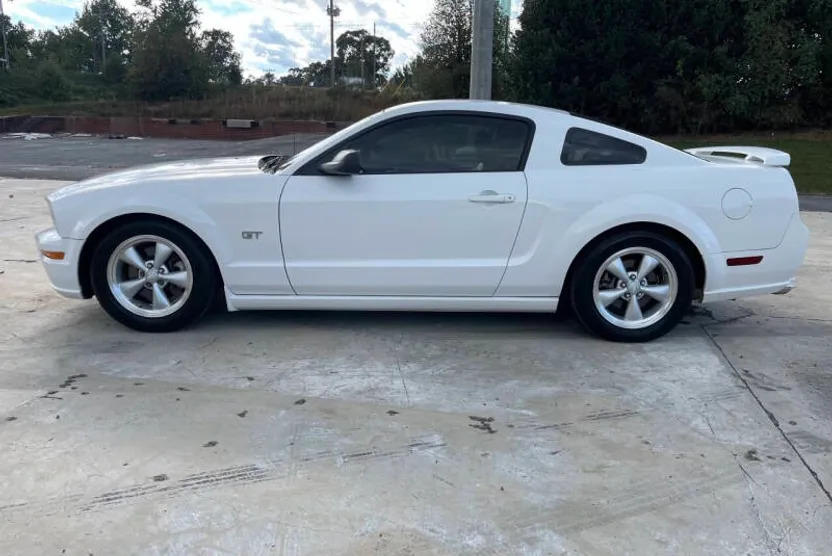 2005 Ford Mustang GT Deluxe photo 1