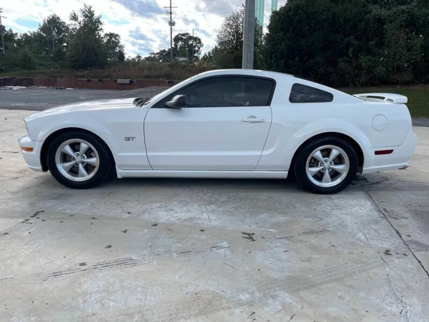 2005 Ford Mustang GT Deluxe photo 1