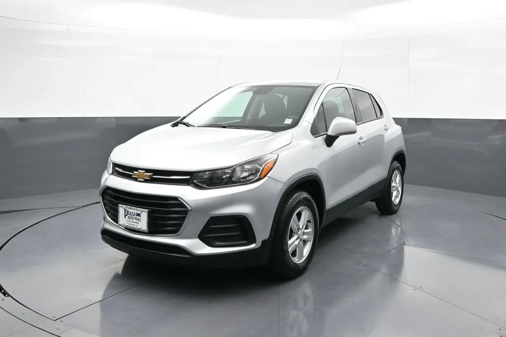 2022 Chevrolet Trax LS photo 1
