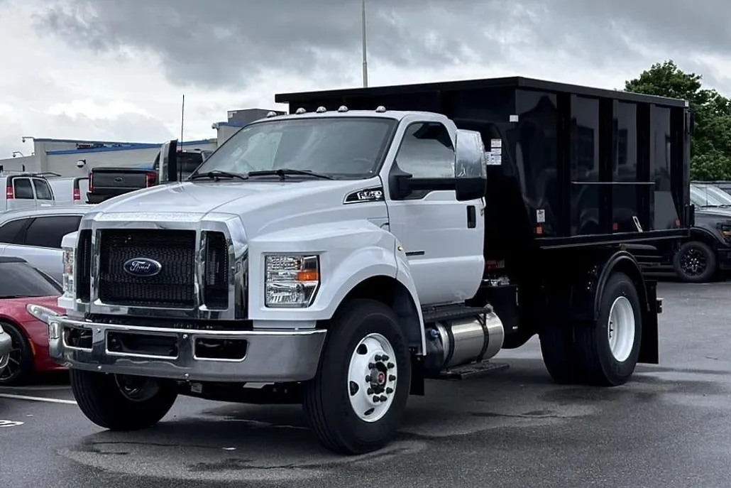 2025 Ford F-750 SuperCab photo 1