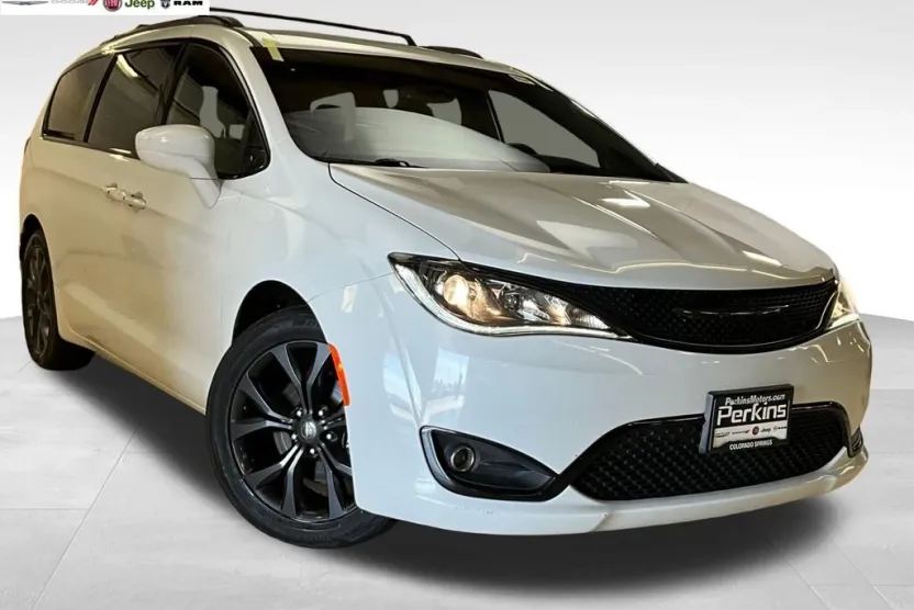 2020 Chrysler Pacifica Touring photo 1