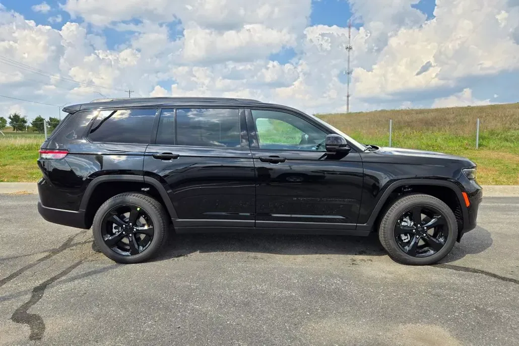 2025 Jeep Grand Cherokee Limited photo 1