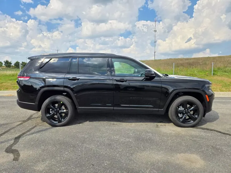 2025 Jeep Grand Cherokee Limited photo 1