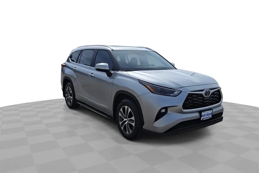 2023 Toyota Highlander XLE photo 1