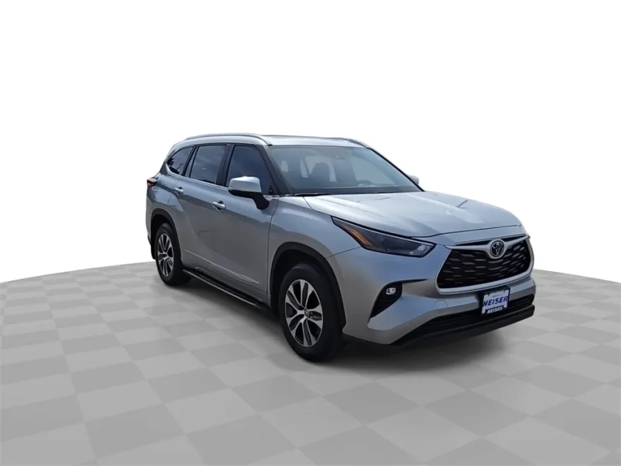2023 Toyota Highlander XLE photo 1