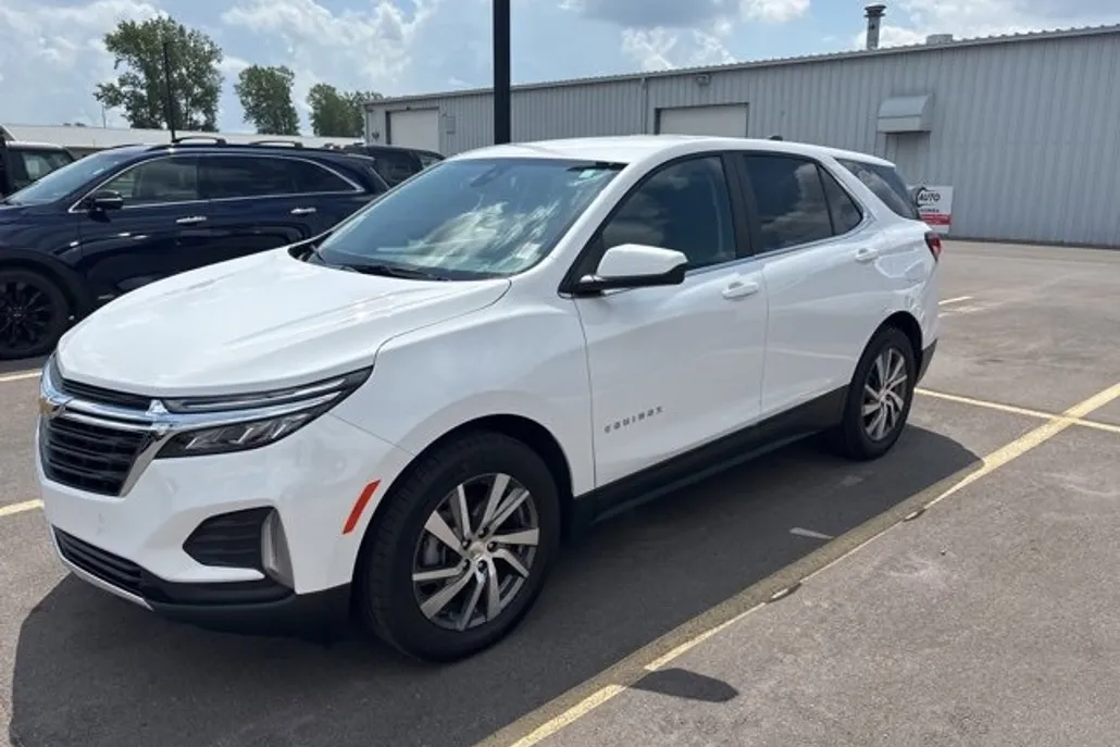 2022 Chevrolet Equinox LT photo 1
