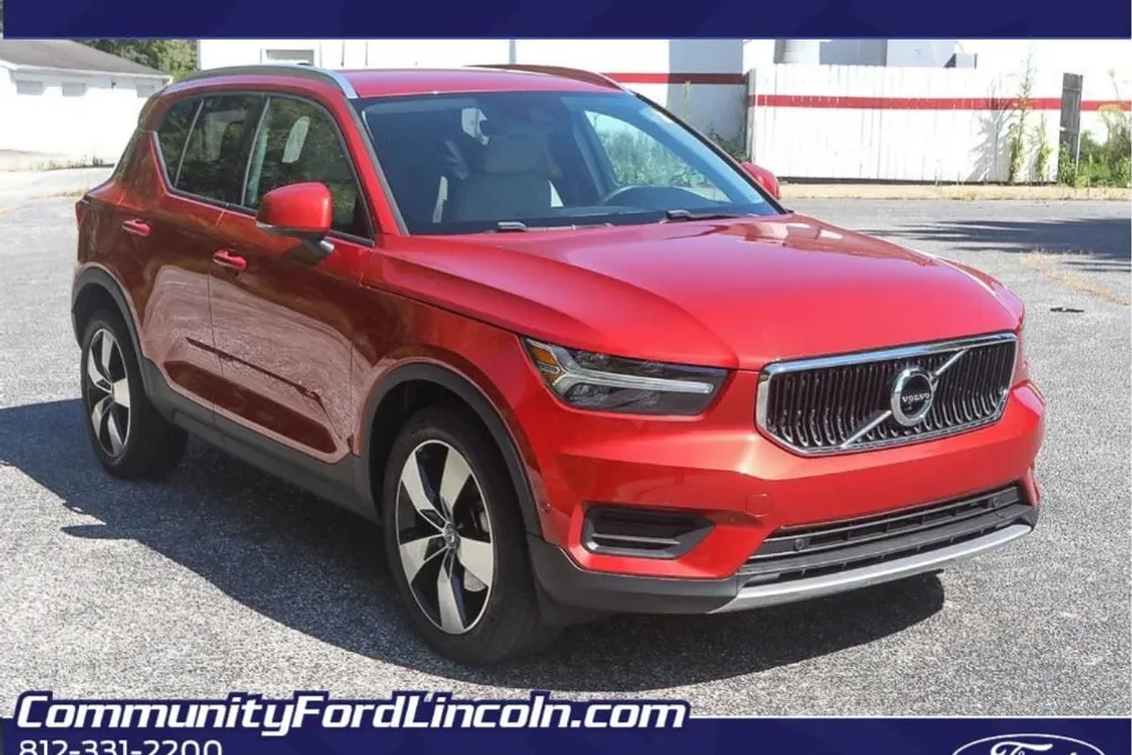 2019 Volvo XC40 Momentum photo 1