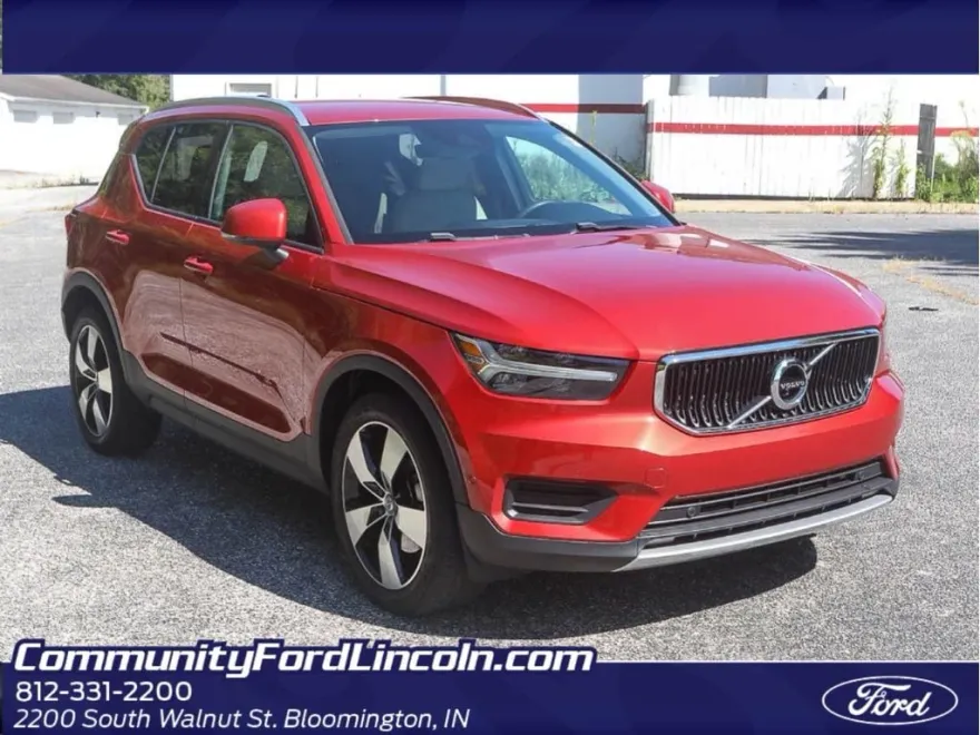 2019 Volvo XC40 Momentum photo 1