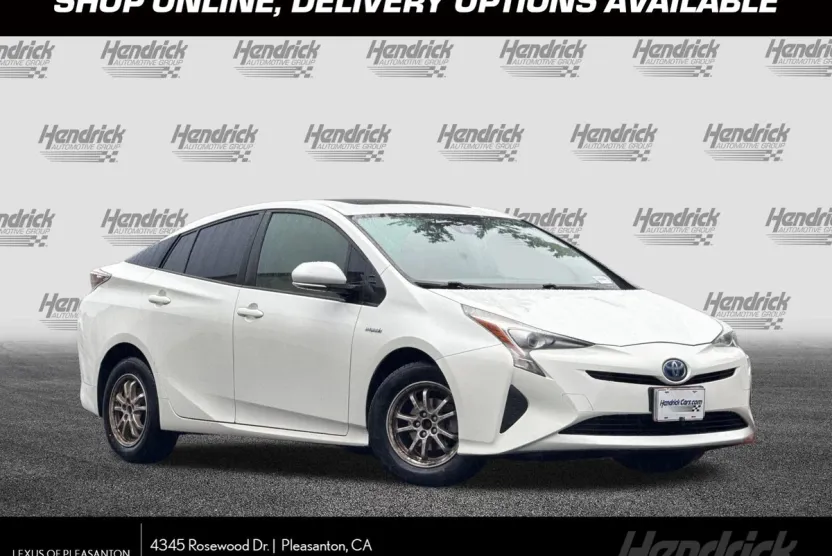 2016 Toyota Prius Three photo 1