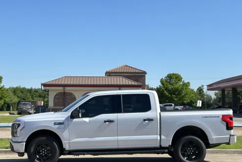 2025 Ford F-150 Lightning XLT photo 3