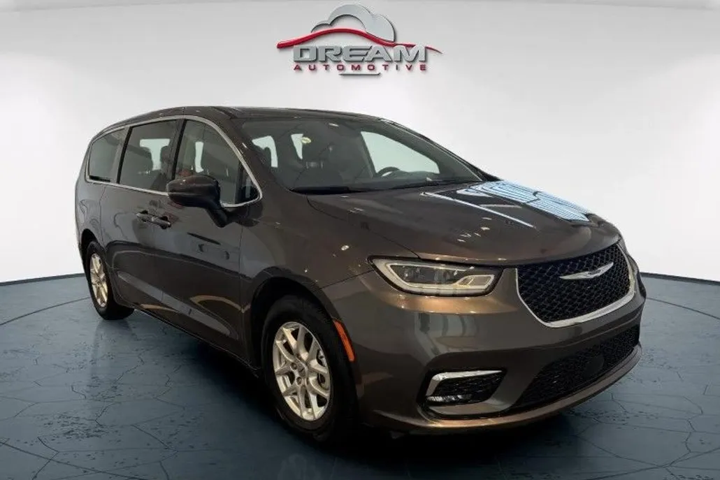 2023 Chrysler Pacifica Touring L photo 1