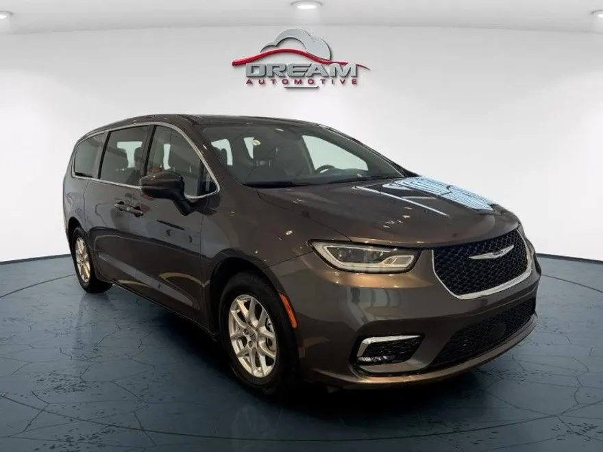 2023 Chrysler Pacifica Touring L photo 1