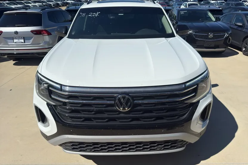 2024 Volkswagen Atlas Peak Edition SE Technology photo 1
