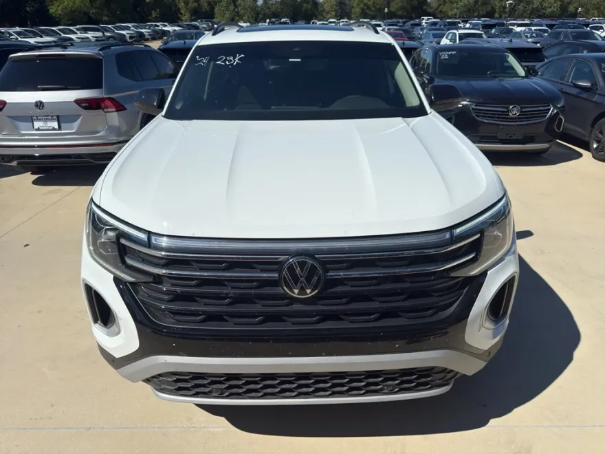 2024 Volkswagen Atlas Peak Edition SE Technology photo 1