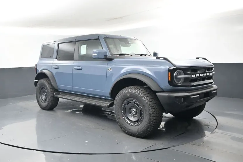 2025 Ford Bronco Outer Banks photo 1