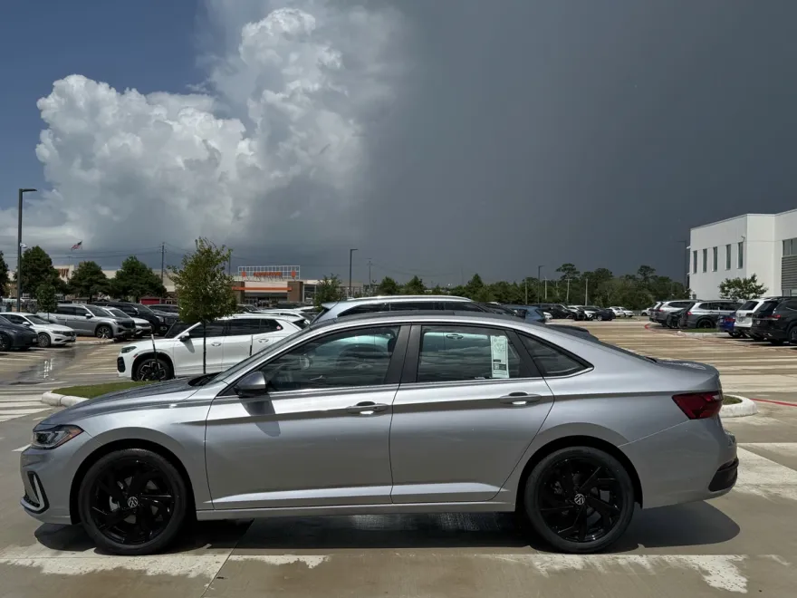 2025 Volkswagen Jetta SE photo 1