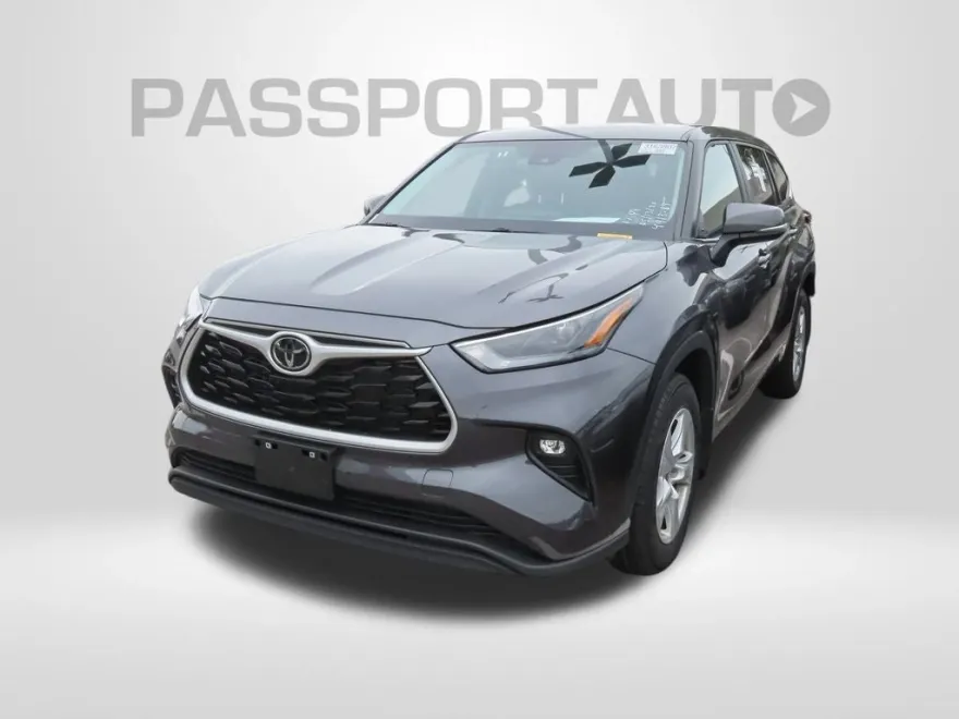 2023 Toyota Highlander LE photo 1