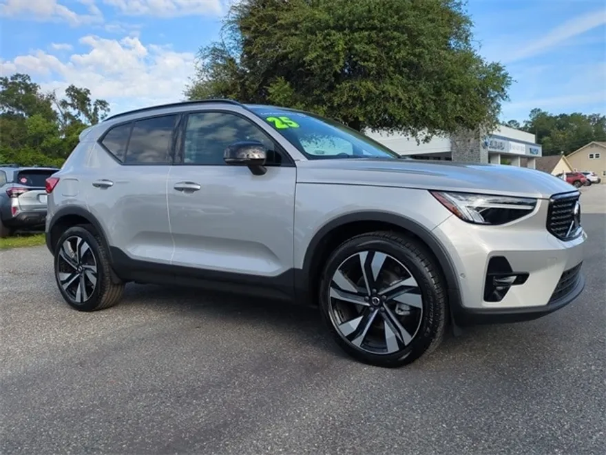 2025 Volvo XC40 AWD Plus photo 1