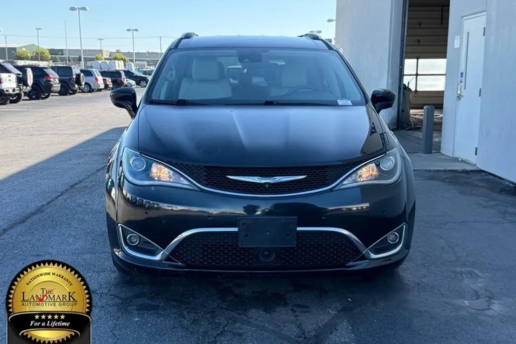 2018 Chrysler Pacifica Touring L photo 1
