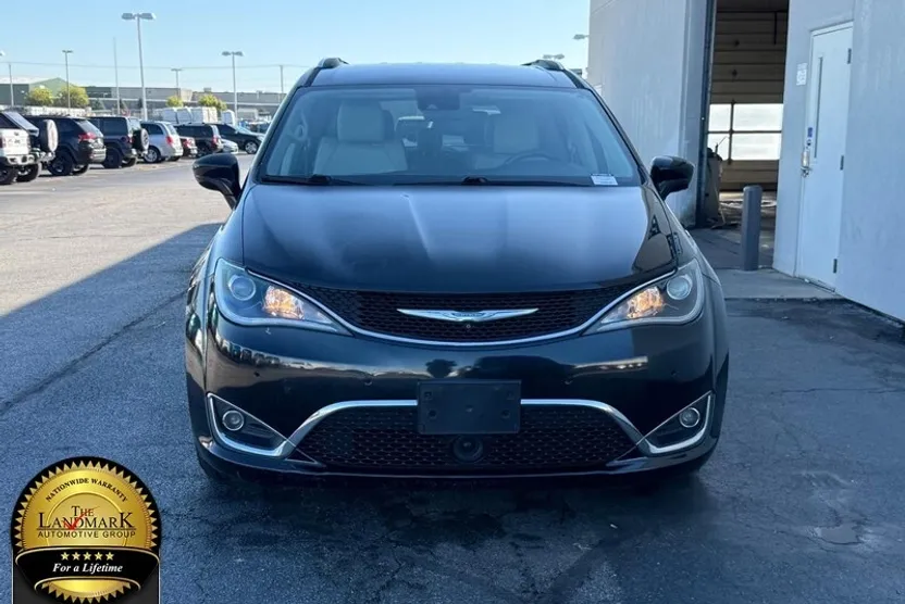 2018 Chrysler Pacifica Touring L photo 1
