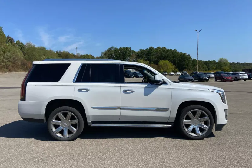 2016 Cadillac Escalade Luxury photo 1