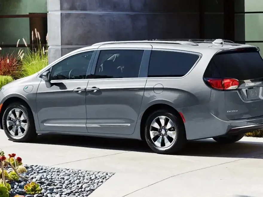 2026 Chrysler Pacifica Hybrid photo 1