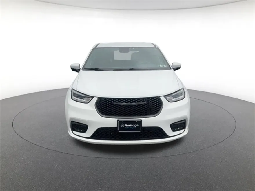 2023 Chrysler Pacifica Hybrid Touring L photo 1