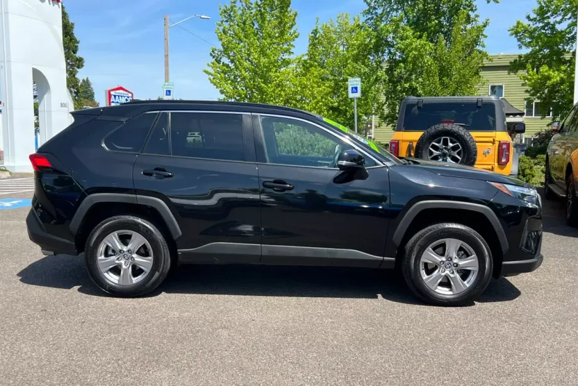 2023 Toyota RAV4 XLE photo 1