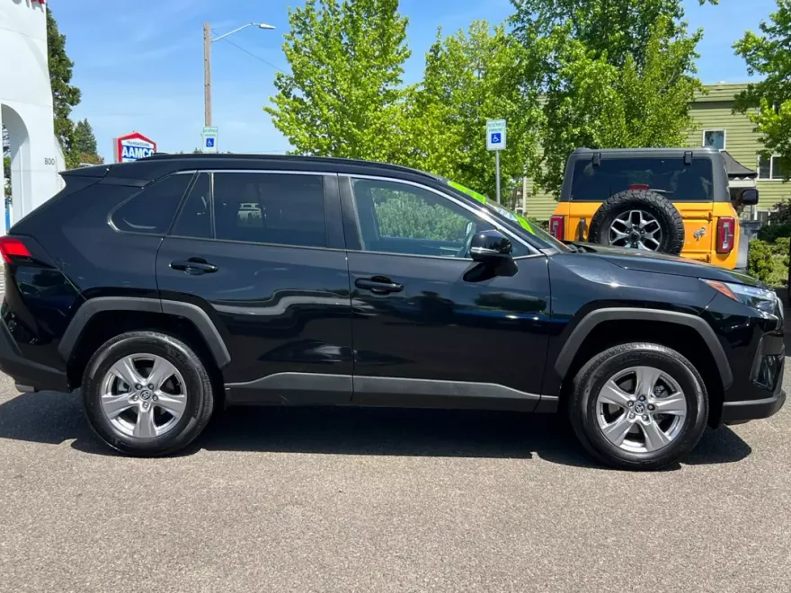 2023 Toyota RAV4 XLE photo 1