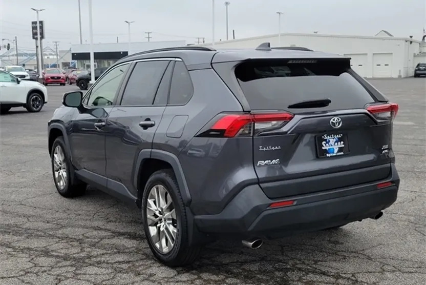 2019 Toyota RAV4 XLE Premium photo 1
