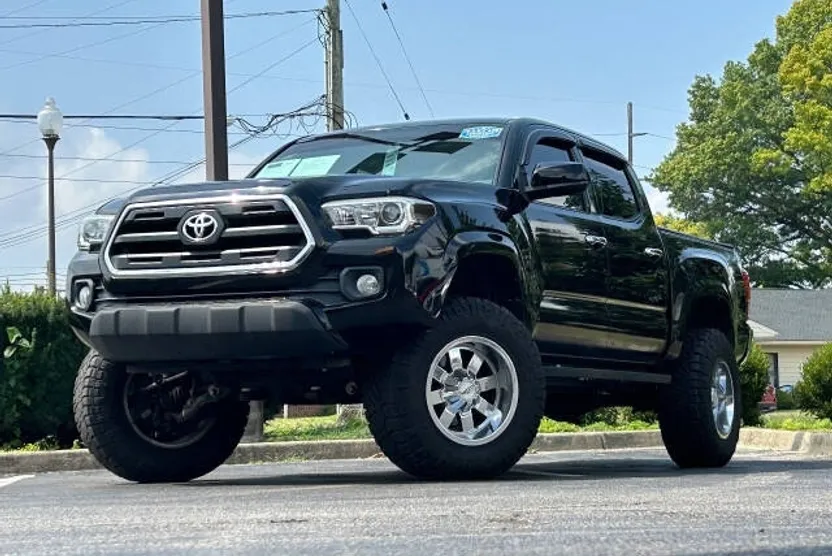 2016 Toyota Tacoma TRD Sport photo 1