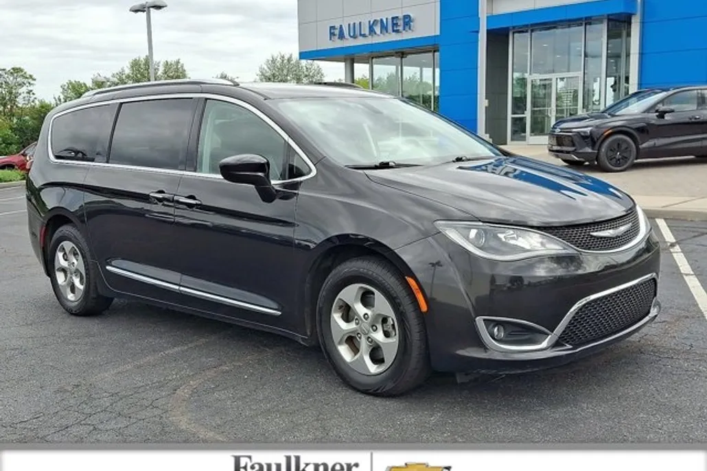 2017 Chrysler Pacifica Touring Plus photo 1