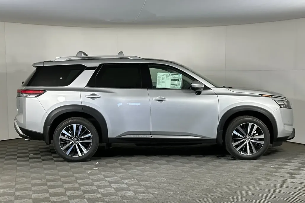 2025 Nissan Pathfinder Platinum photo 1