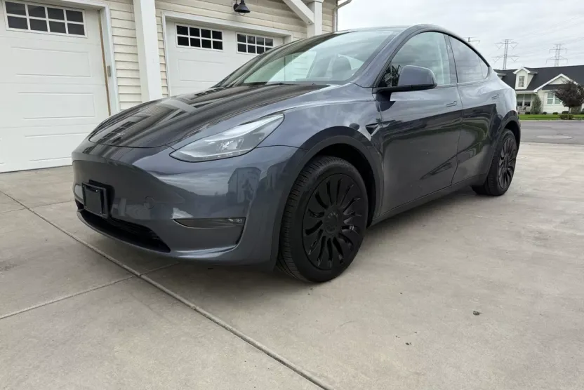 2023 Tesla Model Y Long Range photo 1