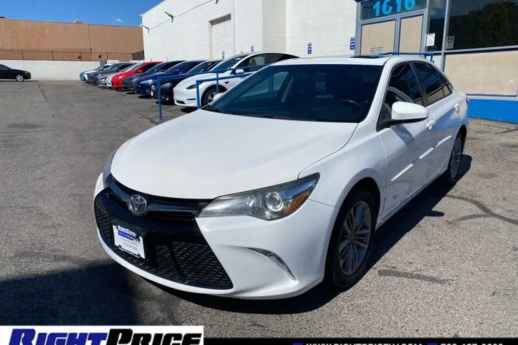 2016 Toyota Camry SE photo 1