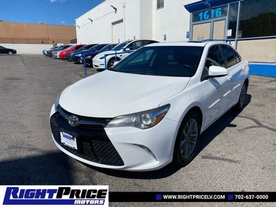 2016 Toyota Camry SE photo 1