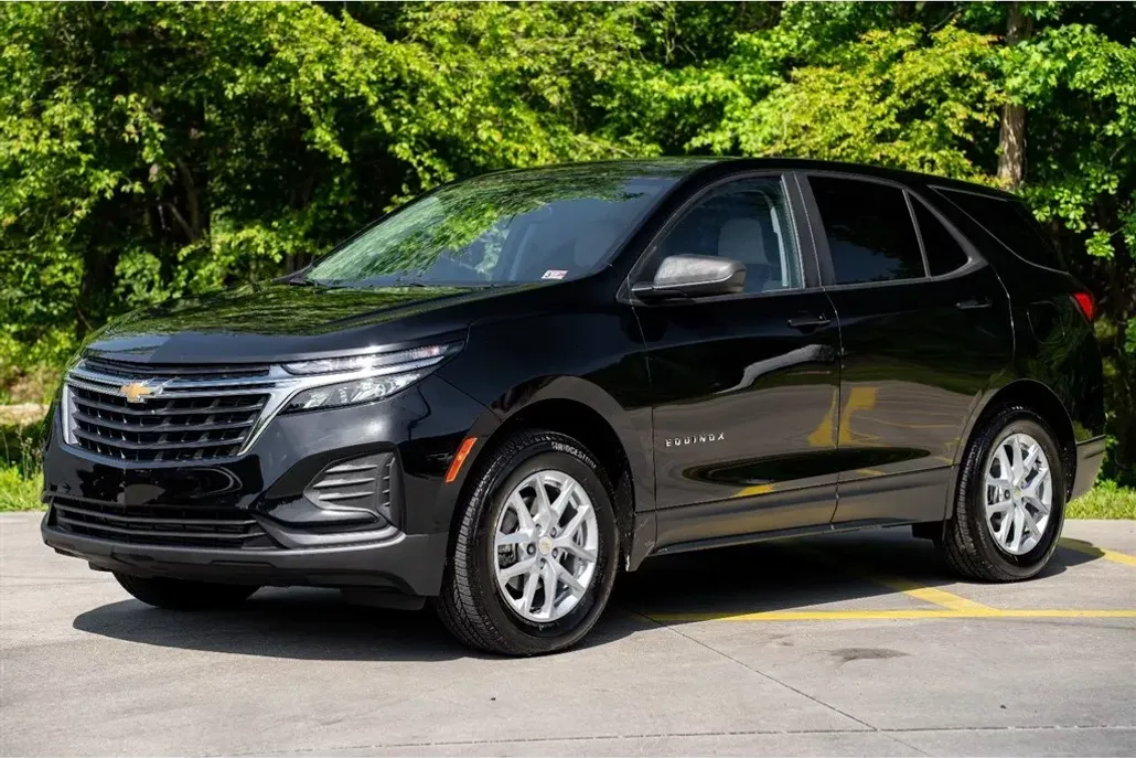2023 Chevrolet Equinox LS photo 1