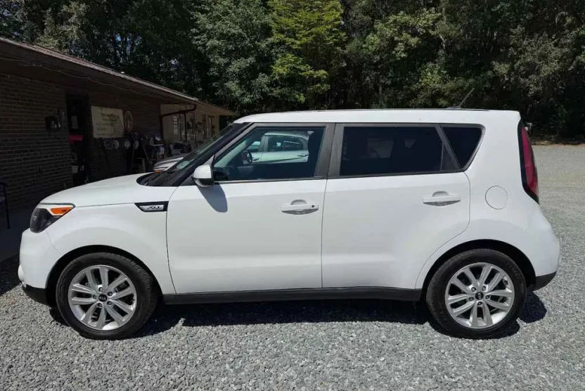 2017 Kia Soul Plus photo 1