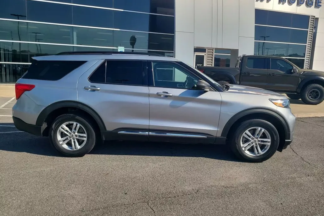 2022 Ford Explorer XLT photo 1