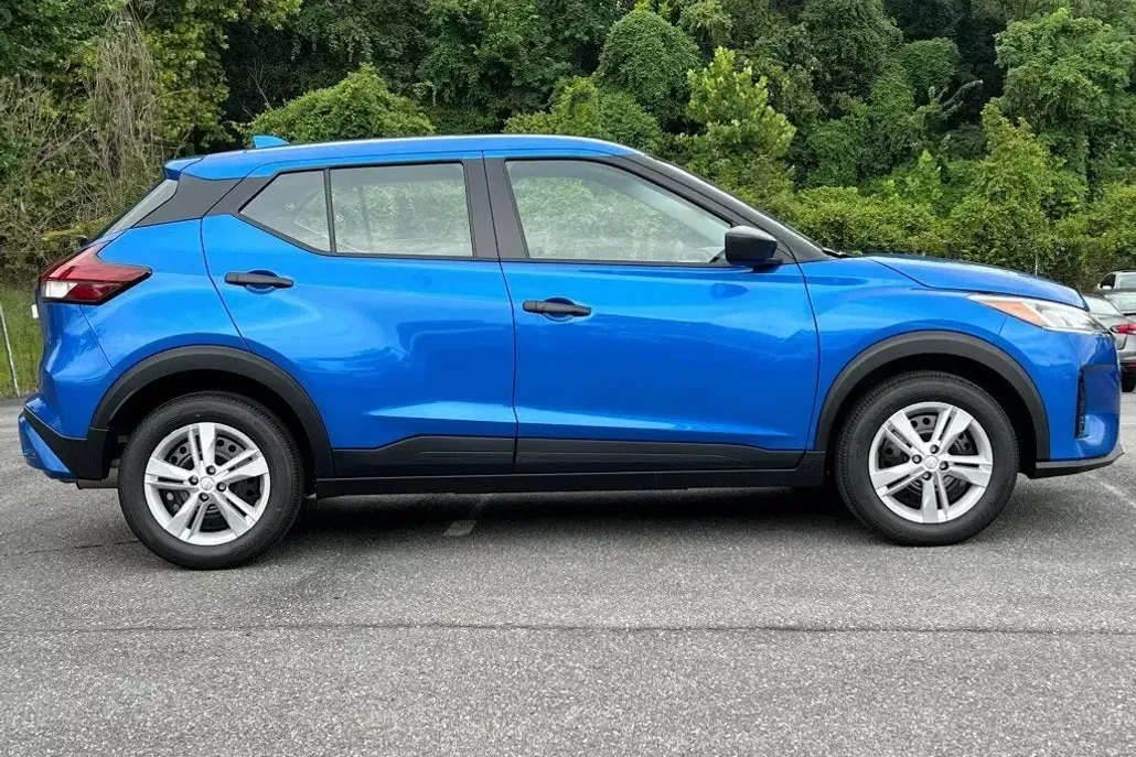 2025 Nissan Kicks Play S photo 1