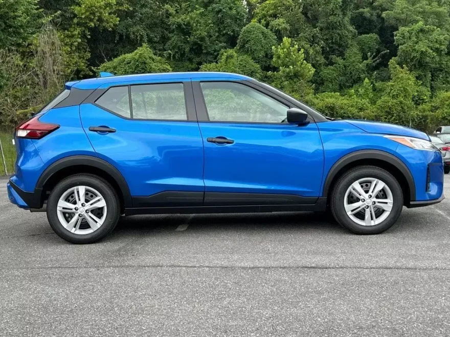 2025 Nissan Kicks Play S photo 1